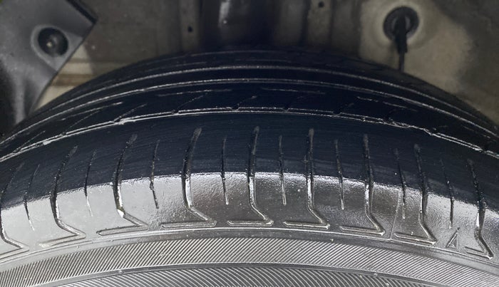 2018 Hyundai Elite i20 MAGNA EXECUTIVE 1.2, CNG, Manual, 1,06,802 km, Right Rear Tyre Tread