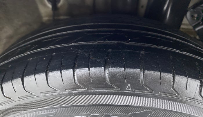 2018 Hyundai Elite i20 MAGNA EXECUTIVE 1.2, CNG, Manual, 1,06,802 km, Left Rear Tyre Tread