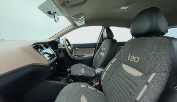 2018 Hyundai Elite i20 MAGNA EXECUTIVE 1.2, CNG, Manual, 1,06,802 km, Right Side Front Door Cabin