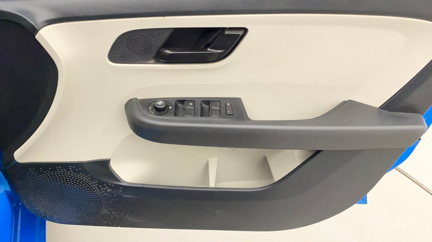 2022 Tata ALTROZ XM PLUS PETROL, Petrol, Manual, 30,462 km, Driver Side Door Panels Control
