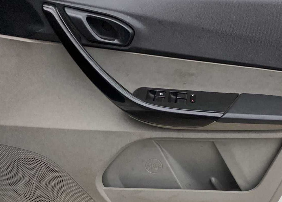 2018 Tata Tiago XT PETROL, Petrol, Manual, 95,067 km, Driver Side Door Panels Control