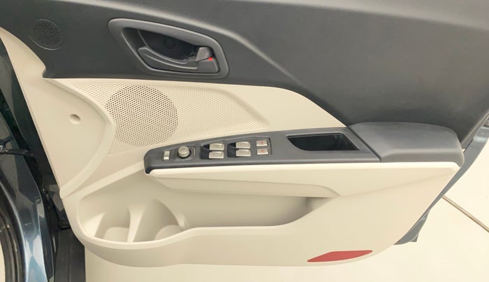 2022 Mahindra XUV300 W6 1.2 PETROL AMT, Petrol, Automatic, 4,111 km, Driver Side Door Panels Control