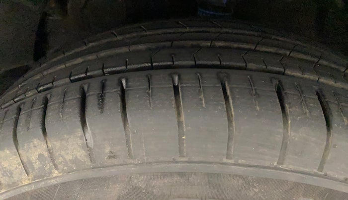 2022 Mahindra XUV300 W6 1.2 PETROL AMT, Petrol, Automatic, 4,111 km, Left Front Tyre Tread
