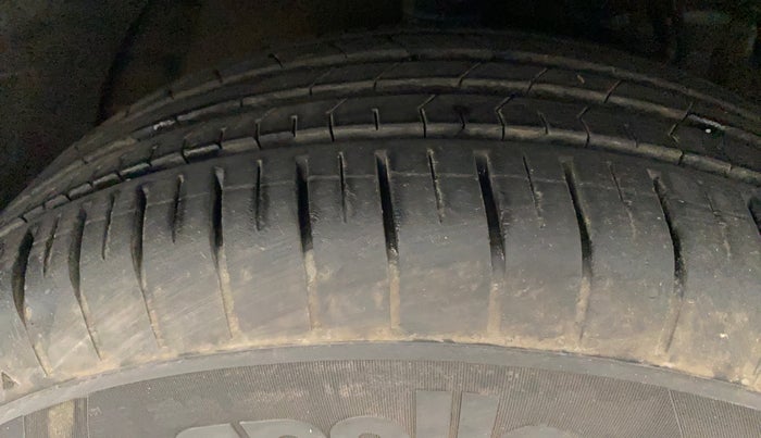 2022 Mahindra XUV300 W6 1.2 PETROL AMT, Petrol, Automatic, 4,111 km, Right Front Tyre Tread