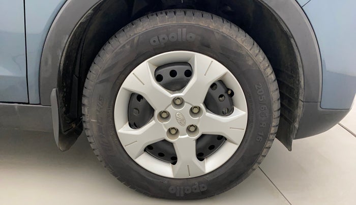 2022 Mahindra XUV300 W6 1.2 PETROL AMT, Petrol, Automatic, 4,111 km, Right Front Wheel