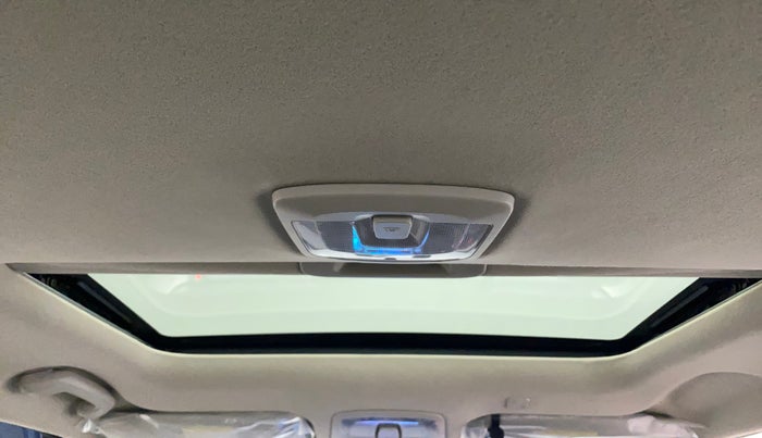 2022 Mahindra XUV300 W6 1.2 PETROL AMT, Petrol, Automatic, 4,111 km, Moonroof/ Sunroof