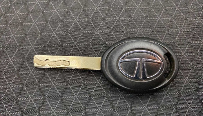 2021 Tata ALTROZ XE PETROL, Petrol, Manual, 9,970 km, Key Close Up