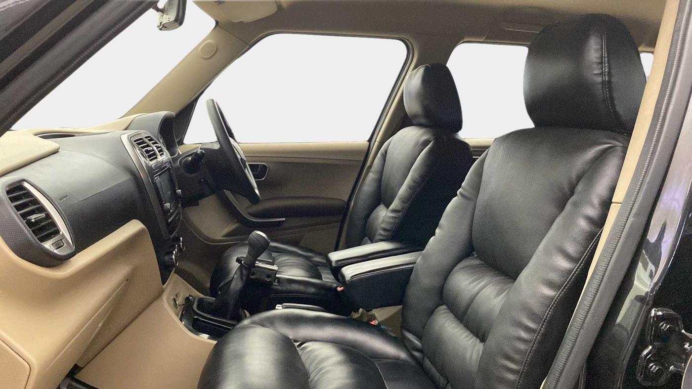 2019 Mahindra TUV300 T10, Diesel, Manual, 38,862 km, Right Side Front Door Cabin