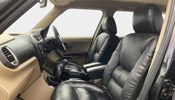 2019 Mahindra TUV300 T10, Diesel, Manual, 38,862 km, Right Side Front Door Cabin
