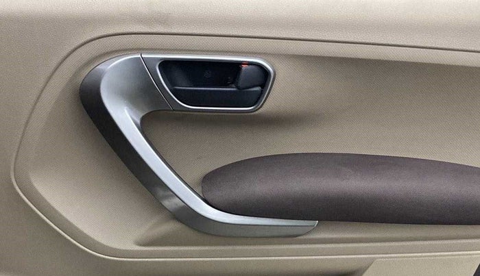 2019 Mahindra TUV300 T10, Diesel, Manual, 38,862 km, Driver Side Door Panels Control