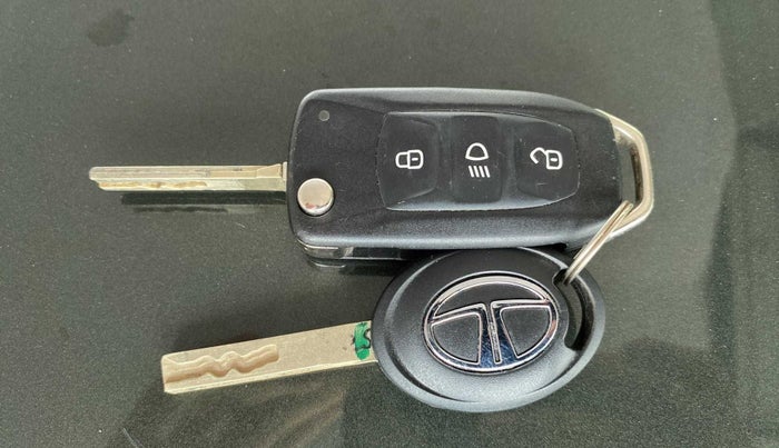 2020 Tata NEXON XM PETROL, Petrol, Manual, 14,426 km, Key Close Up