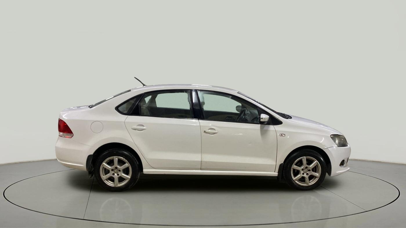2014 Volkswagen Vento HIGHLINE 1.6 MPI, Petrol, Manual, 92,793 km, Right Side View