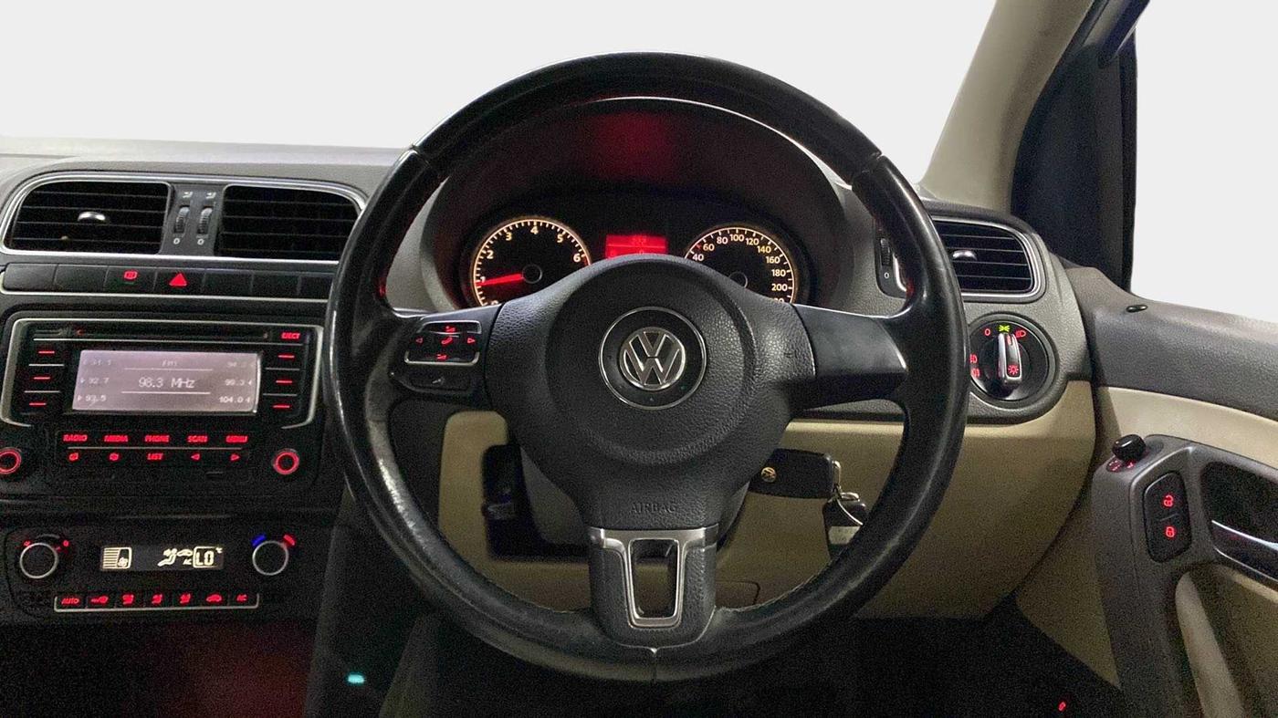2014 Volkswagen Vento HIGHLINE 1.6 MPI, Petrol, Manual, 92,793 km, Steering Wheel Close Up