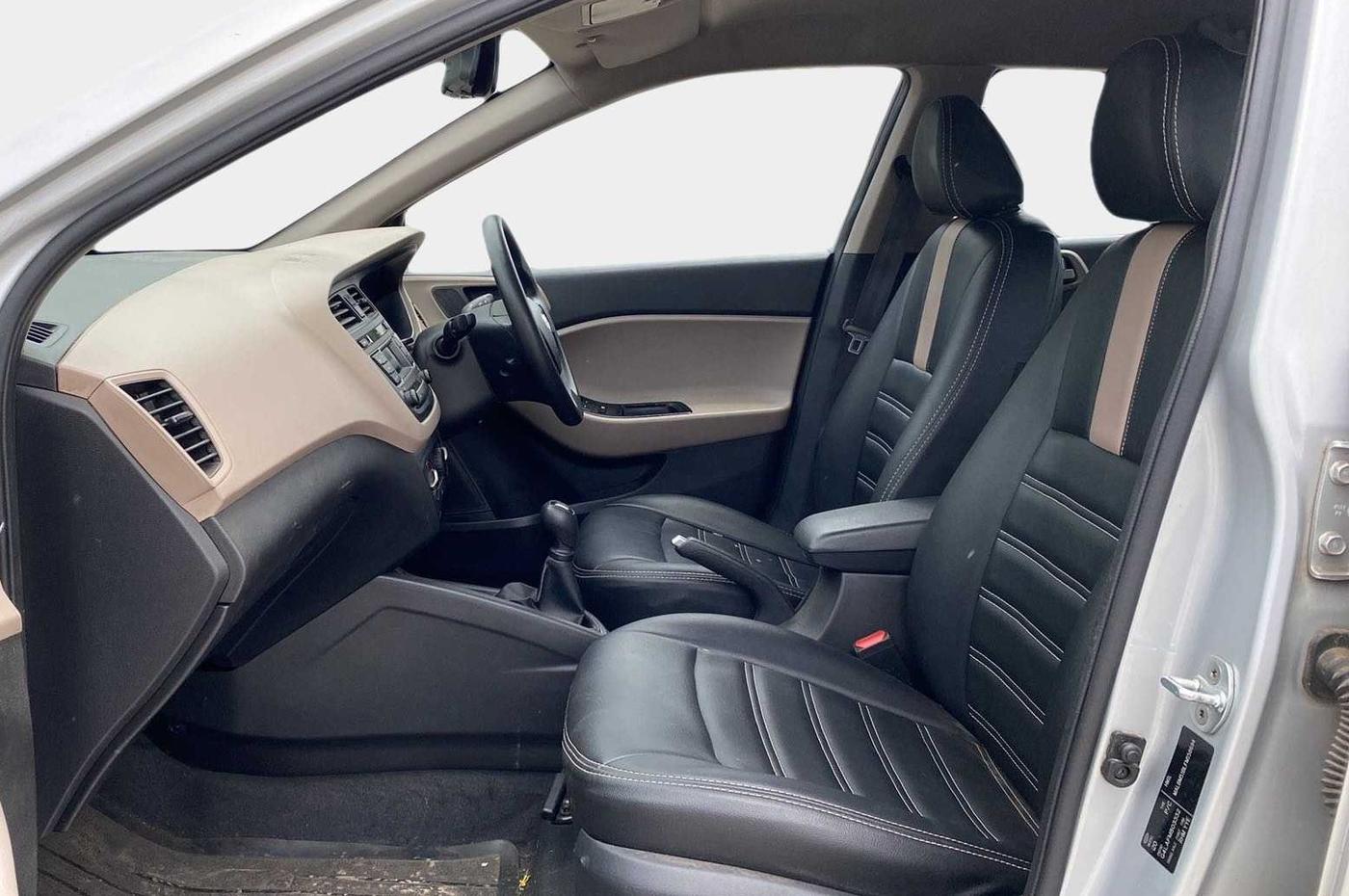 2015 Hyundai Elite i20 MAGNA 1.2, Petrol, Manual, 44,784 km, Right Side Front Door Cabin