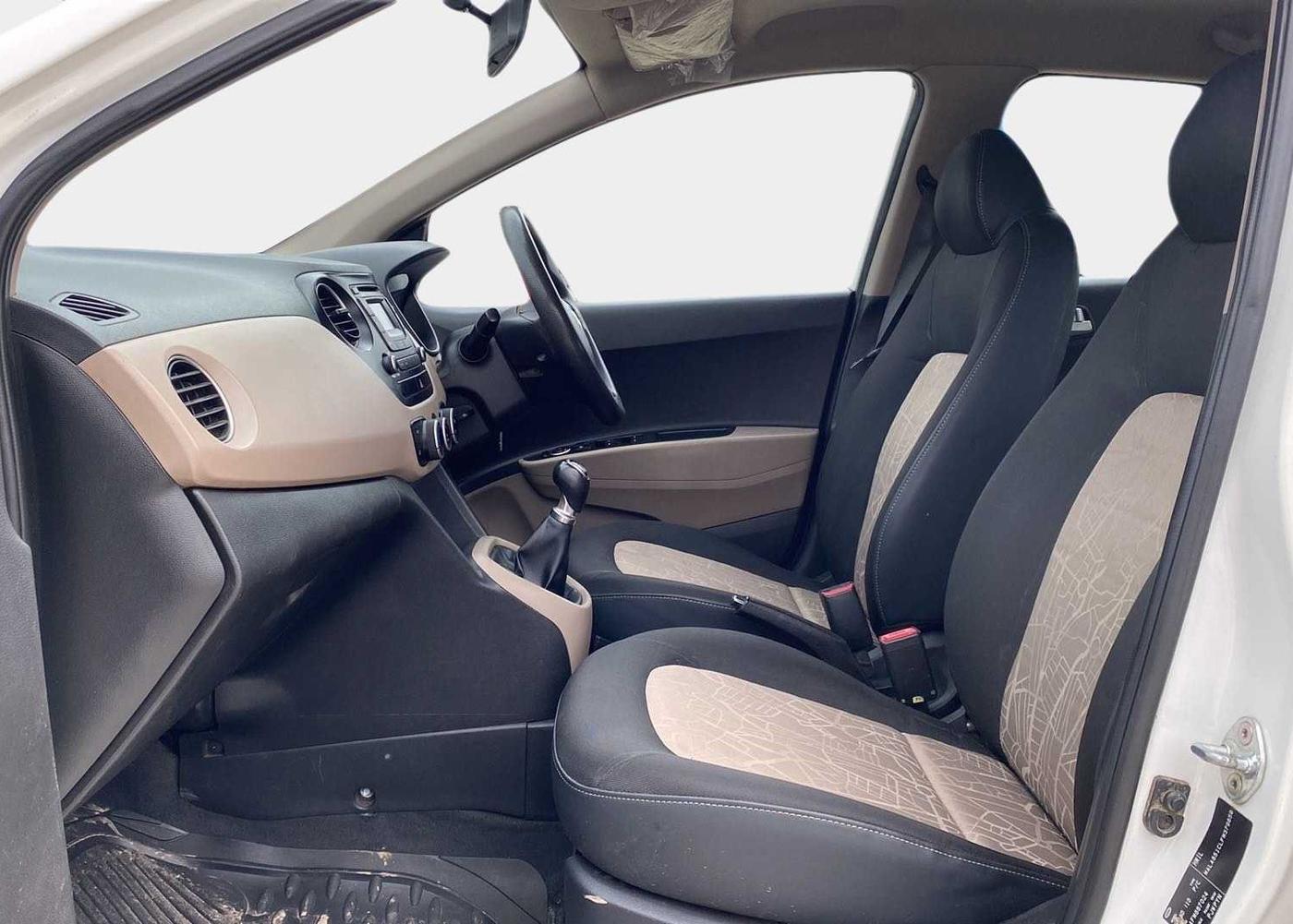 2016 Hyundai Grand i10 SPORTZ 1.2 KAPPA VTVT, Petrol, Manual, 1,04,263 km, Right Side Front Door Cabin