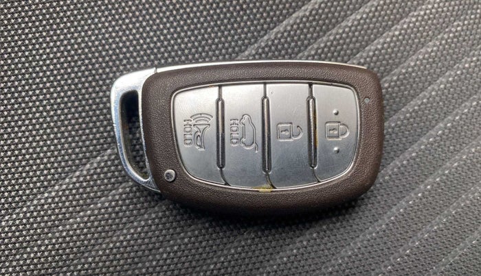 2020 Hyundai VENUE SX (O) 1.5 CRDI, Diesel, Manual, 73,211 km, Key Close Up