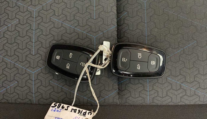2023 Tata PUNCH CREATIVE AMT 1.2 RTN DUAL TONE, Petrol, Automatic, 893 km, Key Close Up