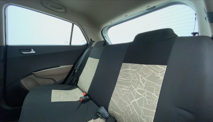 2017 Hyundai Grand i10 SPORTZ (O) 1.2 AT VTVT, Petrol, Automatic, 49,800 km, Right Side Rear Door Cabin