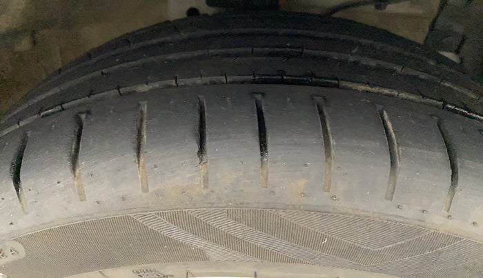 2018 Maruti Ciaz ALPHA 1.4 PETROL, Petrol, Manual, 66,894 km, Right Front Tyre Tread
