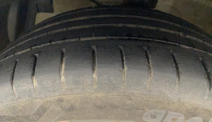 2018 Maruti Ciaz ALPHA 1.4 PETROL, Petrol, Manual, 66,894 km, Left Front Tyre Tread