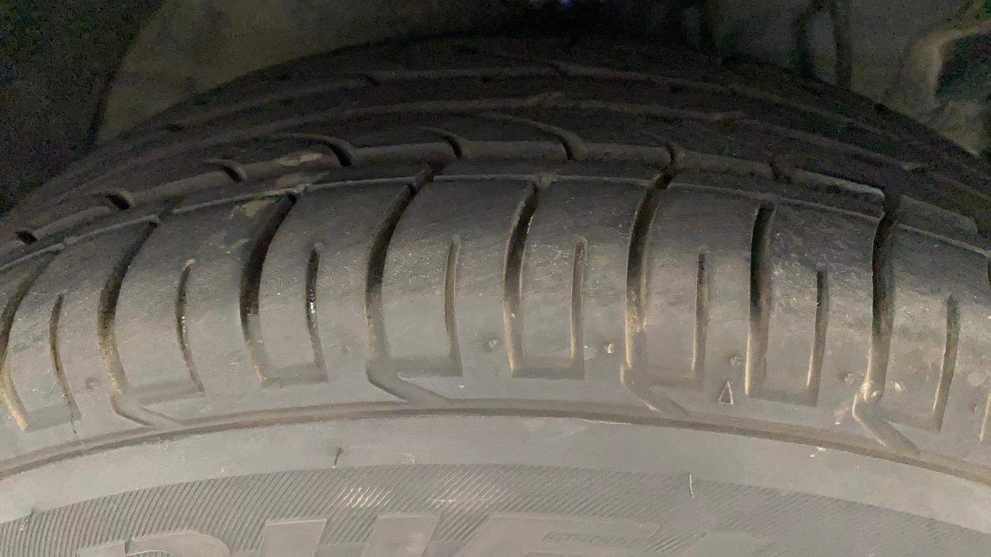 2023 Mahindra XUV300 W6 1.2 PETROL, Petrol, Manual, 899 km, Right Front Tyre Tread