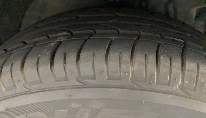 2023 Mahindra XUV300 W6 1.2 PETROL, Petrol, Manual, 899 km, Right Front Tyre Tread