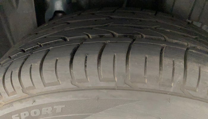 2023 Mahindra XUV300 W6 1.2 PETROL, Petrol, Manual, 899 km, Left Rear Tyre Tread