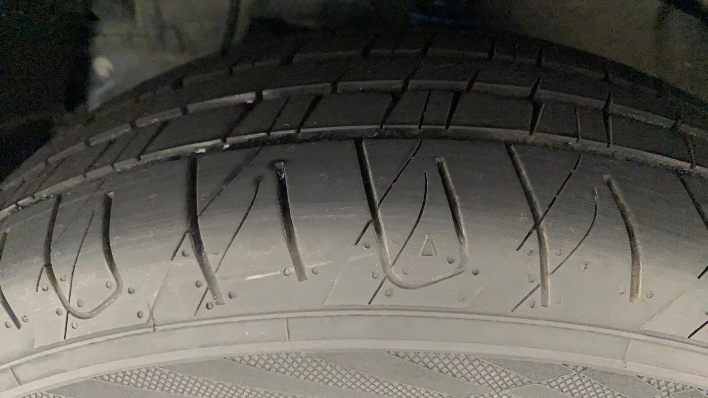 2023 Mahindra XUV300 W6 1.2 PETROL, Petrol, Manual, 899 km, Left Front Tyre Tread