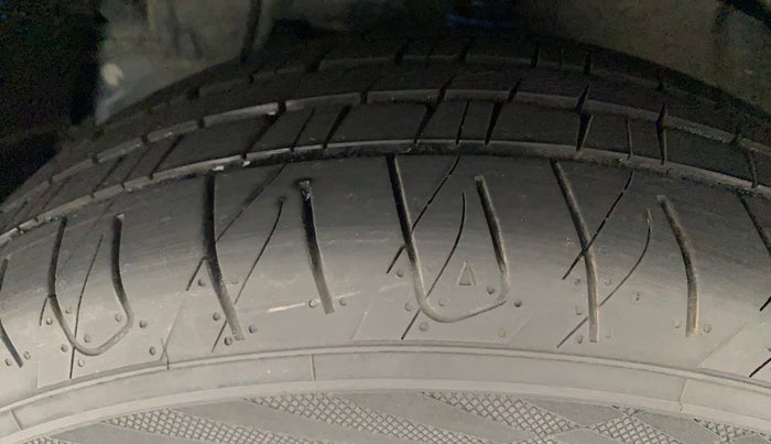 2023 Mahindra XUV300 W6 1.2 PETROL, Petrol, Manual, 899 km, Left Front Tyre Tread