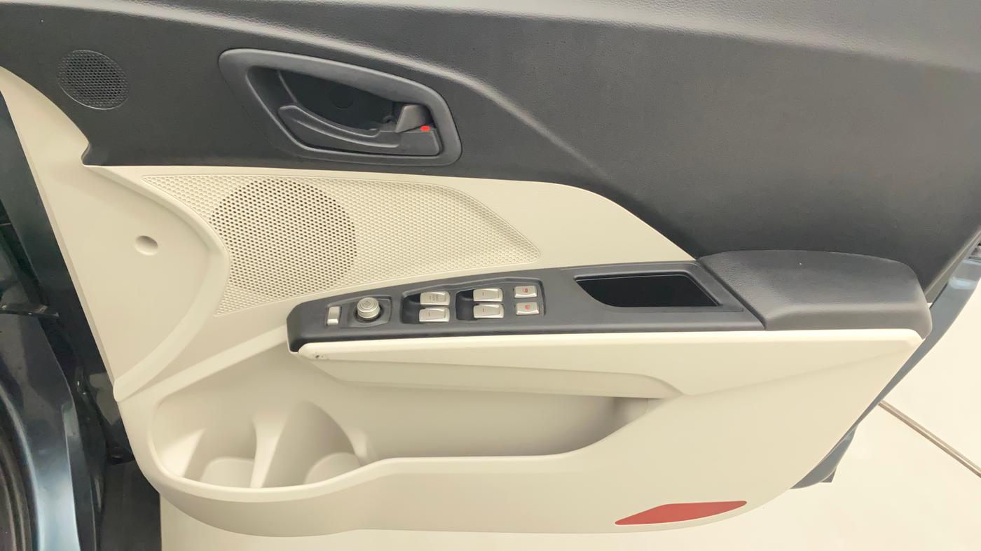 2023 Mahindra XUV300 W6 1.2 PETROL, Petrol, Manual, 899 km, Driver Side Door Panels Control