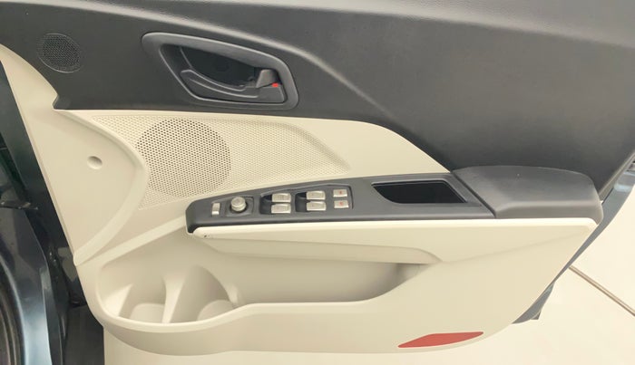 2023 Mahindra XUV300 W6 1.2 PETROL, Petrol, Manual, 899 km, Driver Side Door Panels Control