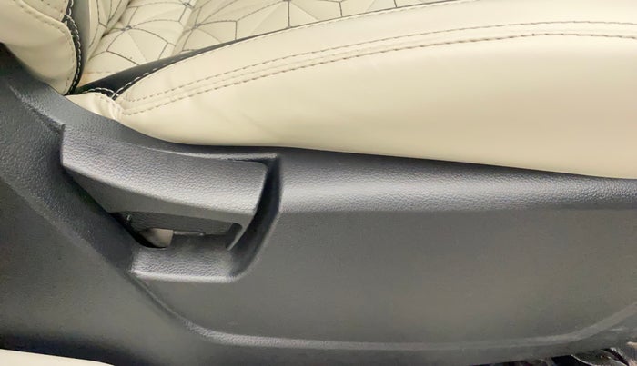 2023 Mahindra XUV300 W6 1.2 PETROL, Petrol, Manual, 899 km, Driver Side Adjustment Panel