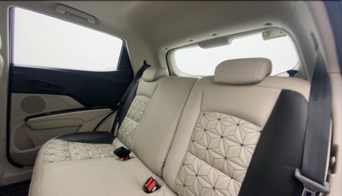 2023 Mahindra XUV300 W6 1.2 PETROL, Petrol, Manual, 899 km, Right Side Rear Door Cabin