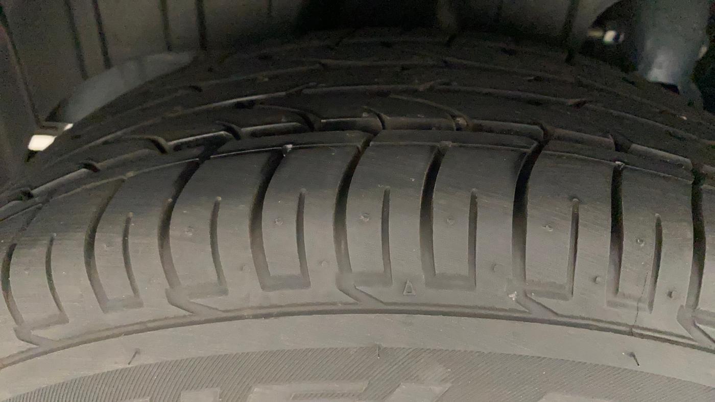 2023 Mahindra XUV300 W6 1.2 PETROL, Petrol, Manual, 899 km, Right Rear Tyre Tread