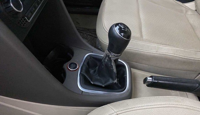 2013 Volkswagen Vento HIGHLINE 1.6 MPI, Petrol, Manual, 83,968 km, Gear Lever