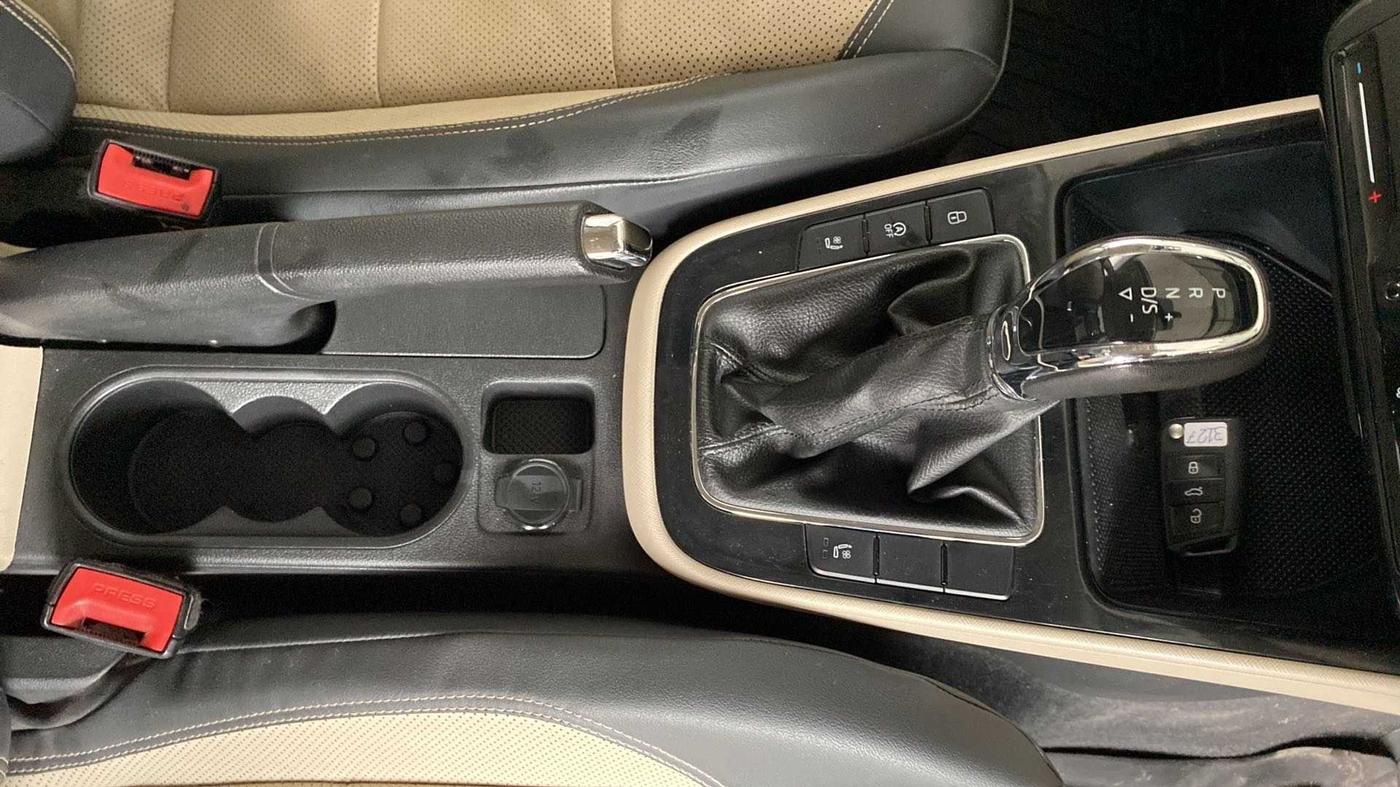 2022 Skoda SLAVIA STYLE 1.0L TSI AT, Petrol, Automatic, 43,038 km, Gear Lever