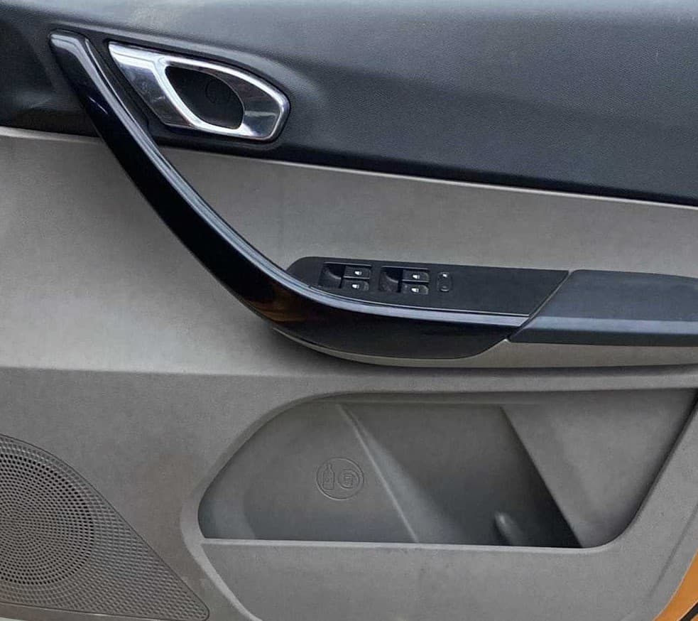 2017 Tata Tiago XZA PETROL, Petrol, Automatic, 67,183 km, Driver Side Door Panels Control