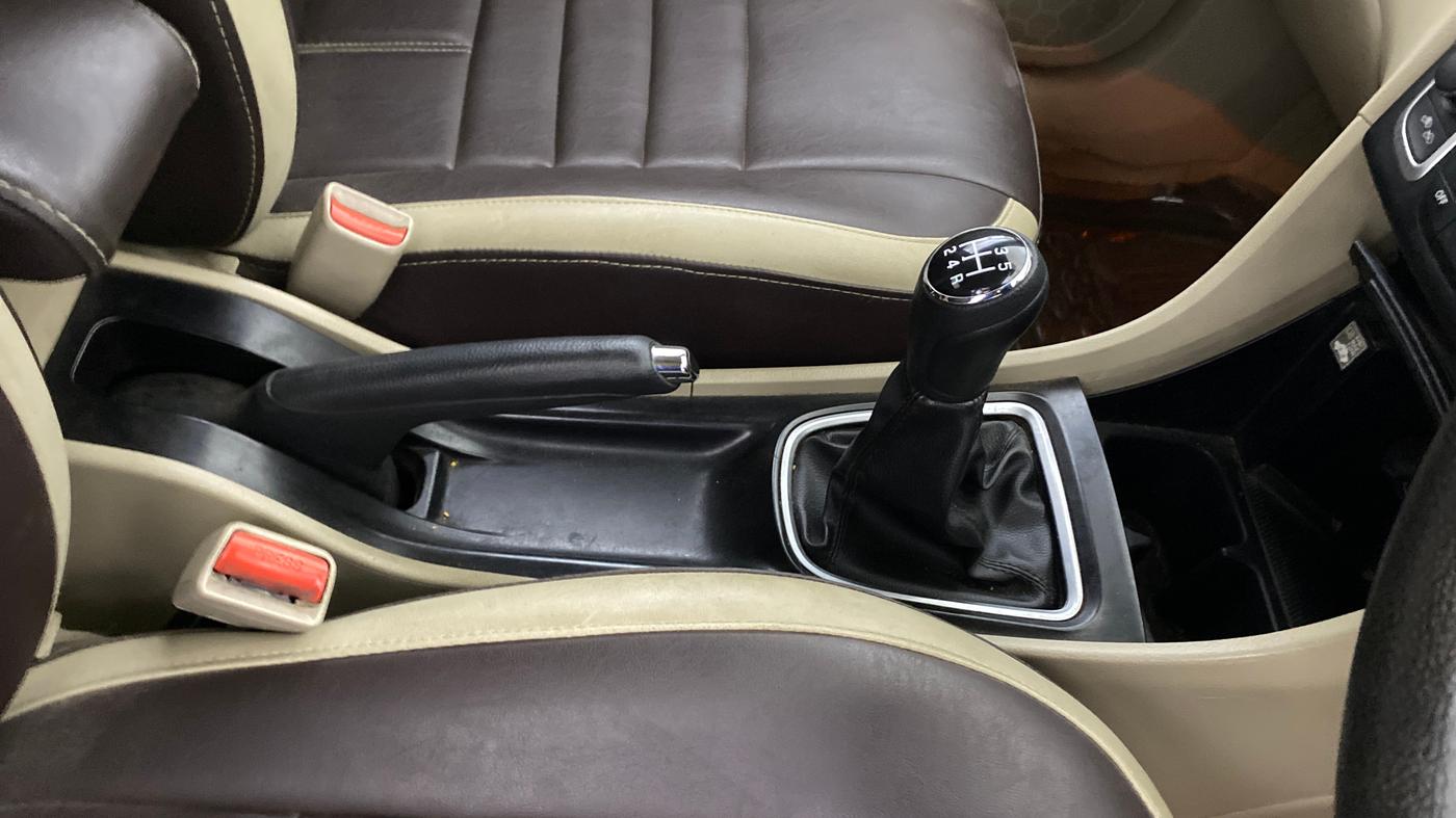 2016 Maruti Ciaz ZXI, Petrol, Manual, 49,773 km, Gear Lever