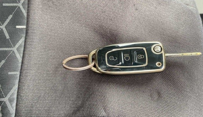 2017 Tata Tiago XT PETROL, Petrol, Manual, 1,01,595 km, Key Close Up