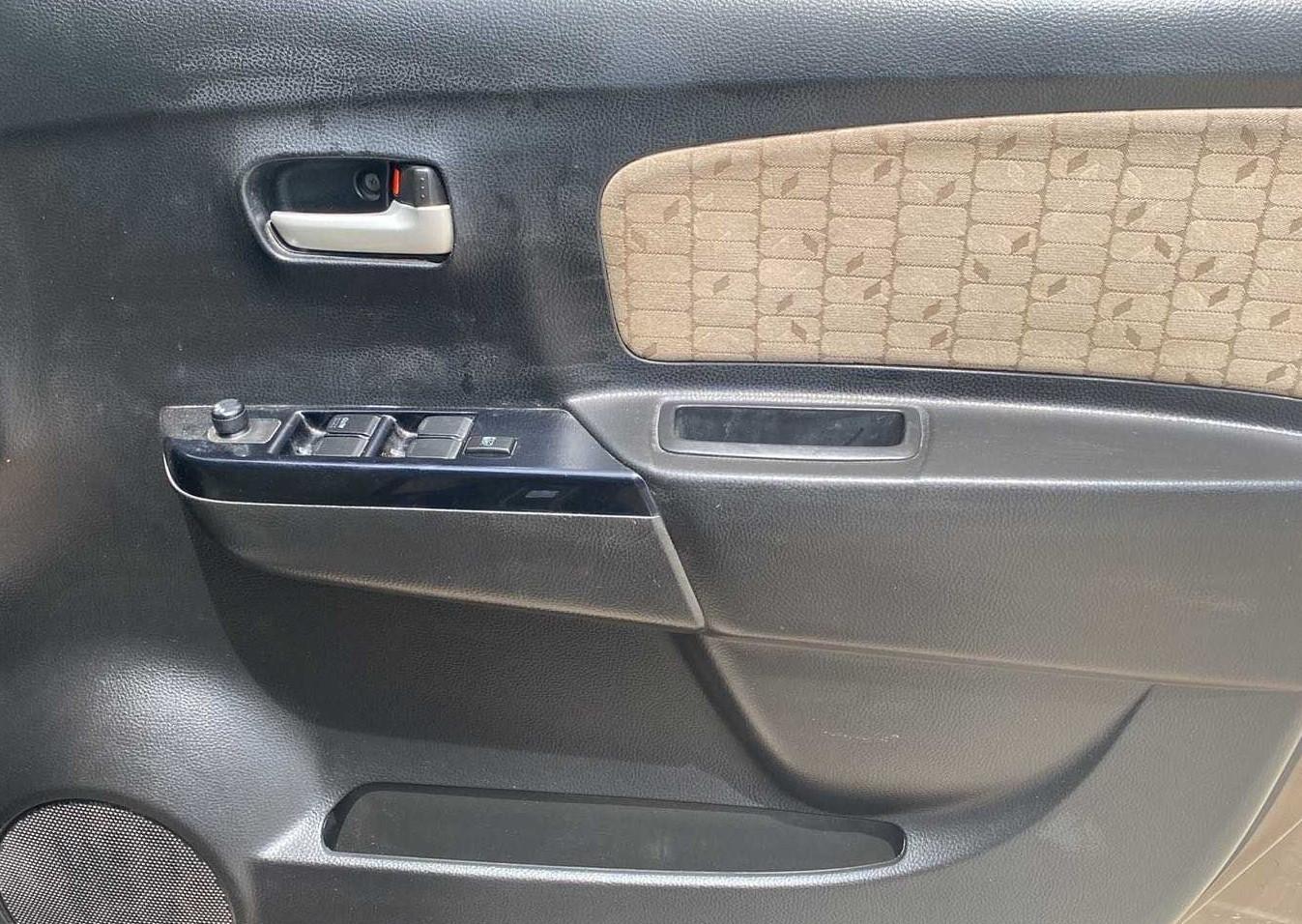 2017 Maruti Wagon R 1.0 VXI, Petrol, Manual, 55,598 km, Driver Side Door Panels Control