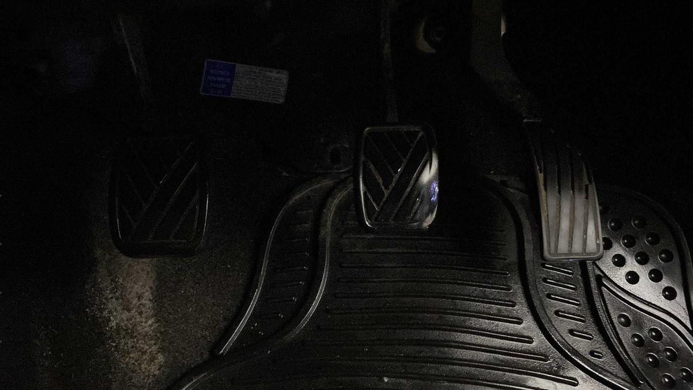 2017 Maruti Swift LXI (O), CNG, Manual, 88,225 km, Pedals