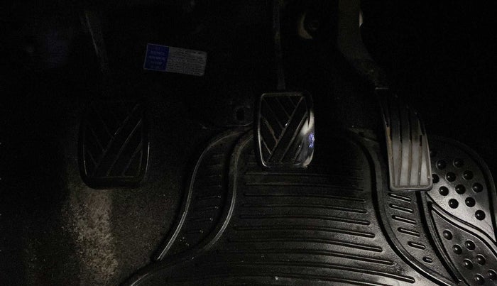 2017 Maruti Swift LXI (O), CNG, Manual, 88,225 km, Pedals