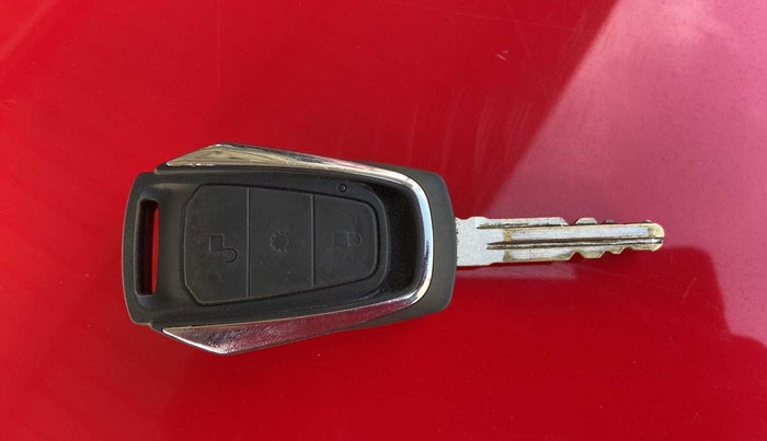 2018 Mahindra KUV 100 NXT K6+ P 6 STR, Petrol, Manual, 34,521 km, Key Close Up