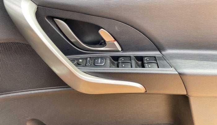 2019 Mahindra XUV500 W7 AT, Diesel, Automatic, 39,448 km, Driver Side Door Panels Control
