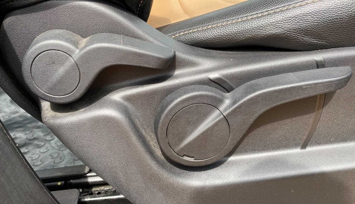 2019 Mahindra XUV500 W7 AT, Diesel, Automatic, 39,448 km, Driver Side Adjustment Panel