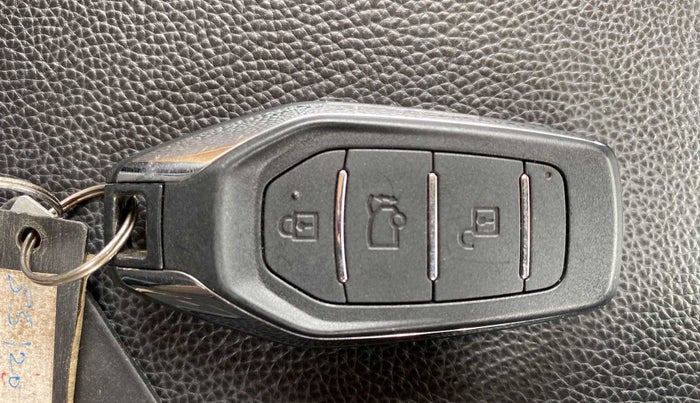 2019 Mahindra XUV500 W7 AT, Diesel, Automatic, 39,448 km, Key Close Up
