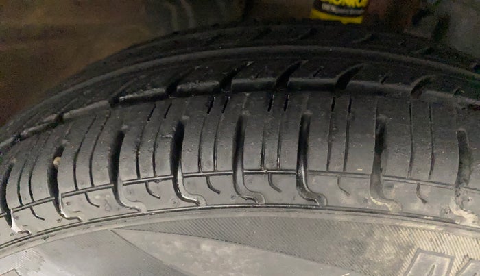 2016 Renault Kwid RXT 0.8, Petrol, Manual, 33,424 km, Right Front Tyre Tread