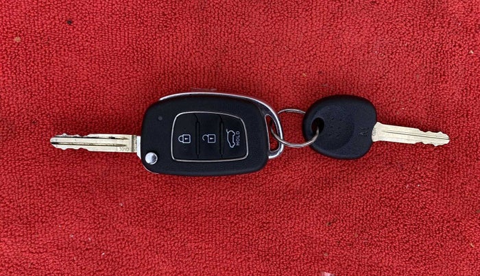 2020 Hyundai VENUE S 1.2, Petrol, Manual, 34,818 km, Key Close Up