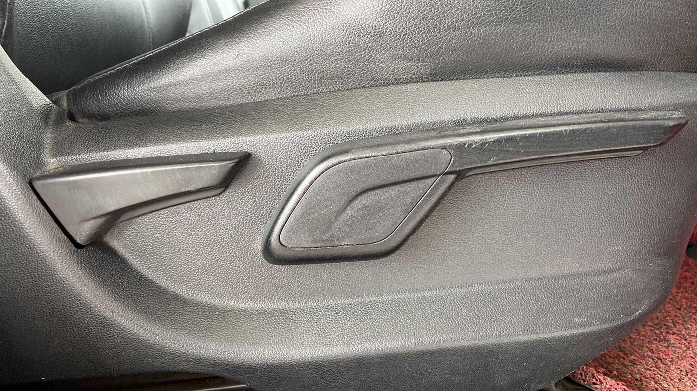 2018 Mahindra KUV 100 NXT K2 P 6 STR, Petrol, Manual, 50,326 km, Driver Side Adjustment Panel