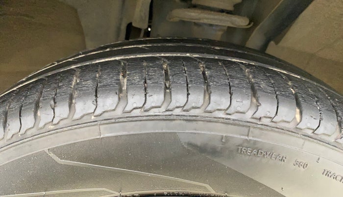 2021 Renault TRIBER RXZ AMT, Petrol, Automatic, 22,971 km, Right Front Tyre Tread